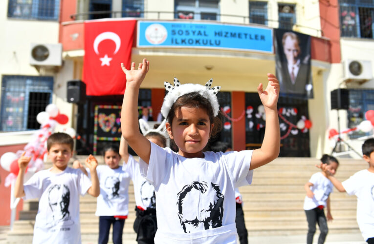 MERAL SEÇER, 23 NİSAN’I ÇOCUKLARLA KUTLADI