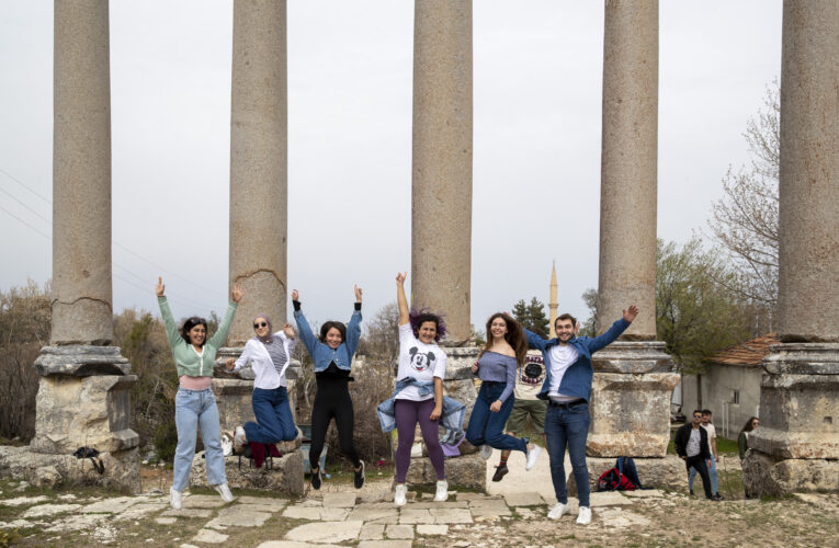 MERSİN ÜNİVERSİTESİ TURİZM VE ARKEOLOJİ FAKÜLTESİ ÖĞRENCİLERİ TARİHİ GEZİDE BULUŞTU