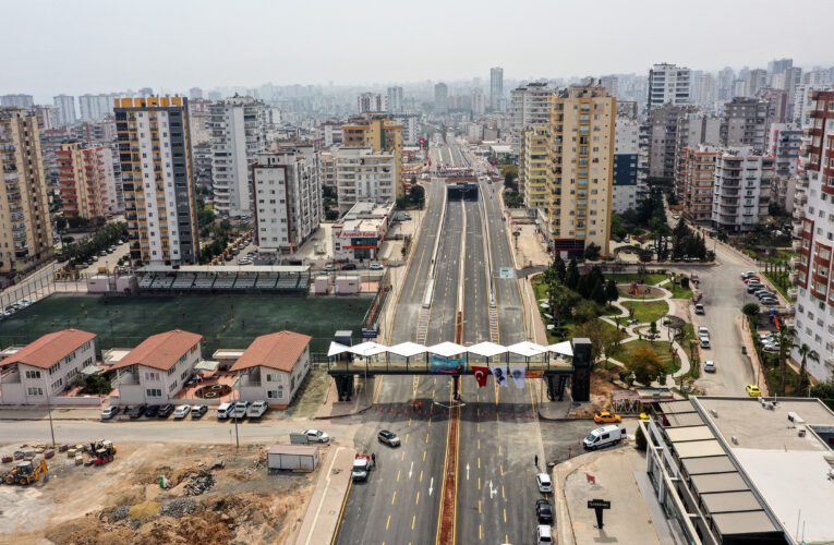 GÖÇMEN’DEKİ KATLI KAVŞAKTAN İLK OLARAK BAŞKAN SEÇER VE MERAL SEÇER GEÇTİ