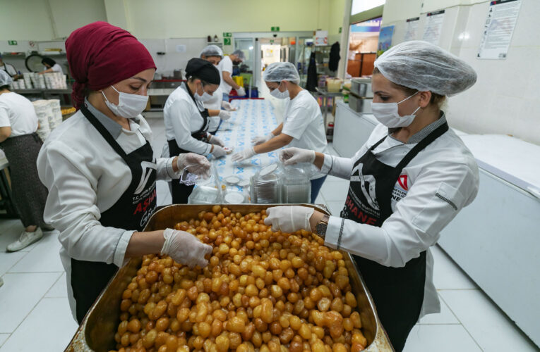 BÜYÜKŞEHİR, 34 CAMİ ÖNÜNDE 7 BİN 500 PAKET LOKMA TATLISI DAĞITTI
