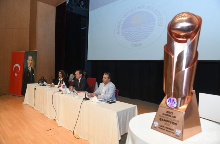 Şampiyonluk kupası meclise geldi