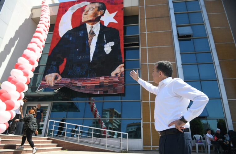 Yenişehir’de 1000 çocuğun fırçasından 1000 parçalık Atatürk portresi