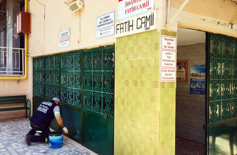 AKDENİZ’DE SOKAKLAR VE PARKLAR YENİLENİYOR