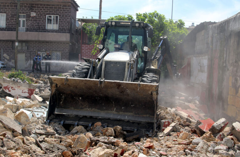 KİREMİTHANE MAHALLESİ’NDE 3 METRUK YAPININ YIKIMI GERÇEKLEŞTİ