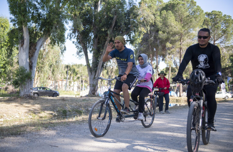 ÖZEL GEREKSİNİMLİ UMUT VE ZEHRA, KLEOPATRA BİSİKLET FESTİVALİ’NE GÖNÜL KATTI