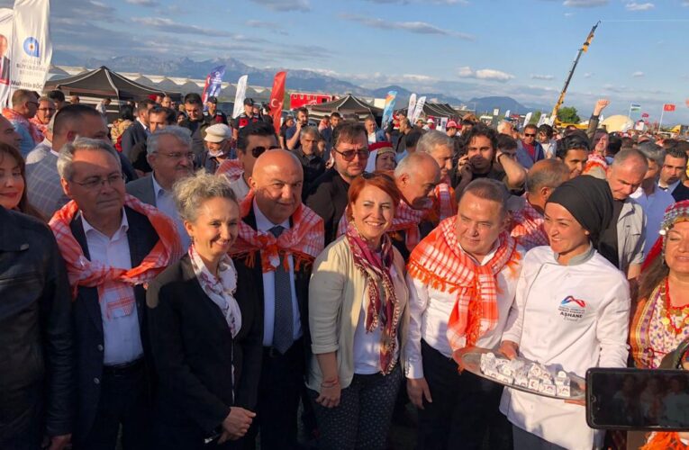 Başkan Muhittin Böcek Mersin çadırını ziyaret etti