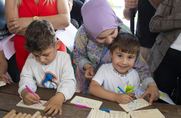 Annelerine el emeği hediyelerini verdiler