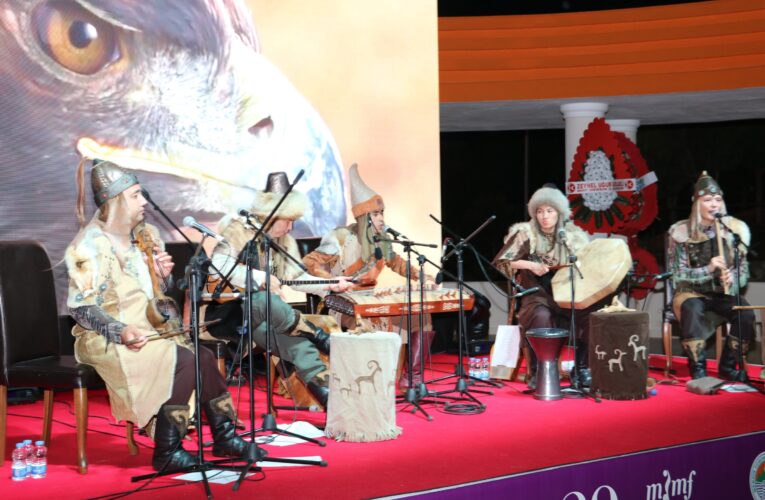 “DÜNYACA ÜNLÜ KAZAKİSTANLI MÜZİK TOPLULUĞU TURAN ETHNO FOLK BAND, SANATSEVERLERİ MEST ETTİ”