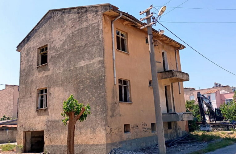 BAHŞİŞ MAHALLESİ’NDE  HAZİNE’YE AİT 2 KATLI BİNANIN YIKIMI YAPILDI