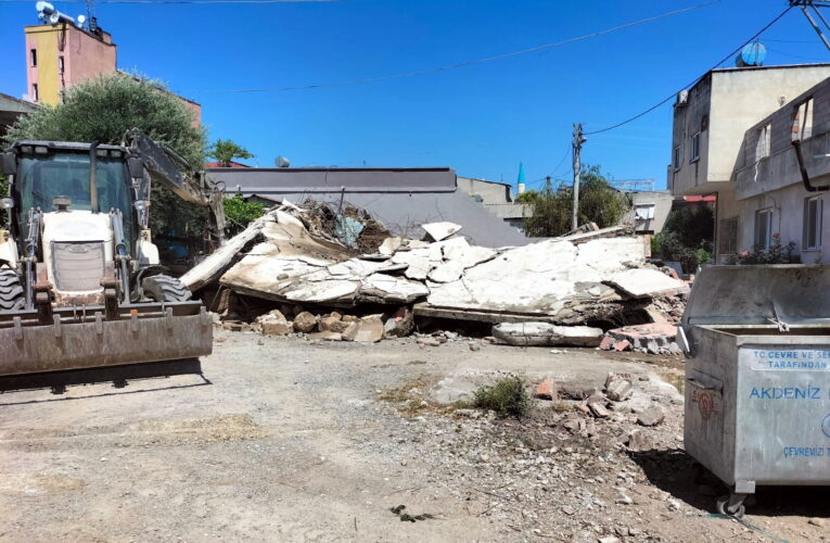 AKDENİZ’DE METRUK YAPILARIN YIKIMI ARALIKSIZ SÜRÜYOR