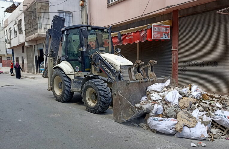 AKDENİZ’DE İMARLI YOL AÇMA VE SOKAK YENİLEME ÇALIŞMALARI SÜRÜYOR