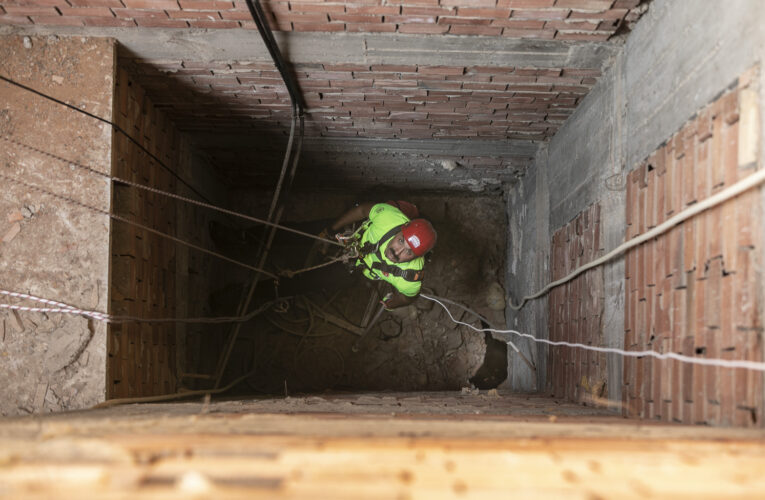 15 METRELİK APARTMAN BOŞLUĞUNA DÜŞEN KEDİYİ BÜYÜKŞEHİR EKİPLERİ KURTARDI