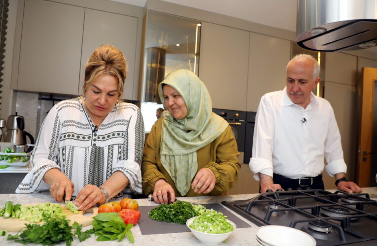 GÜLTAK, TÜRK YEMEKLERİ UZMANI SAHRAP SOYSALI AĞIRLADI