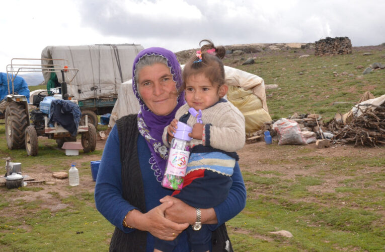 YOLLARI AÇILAN YÖRÜKLER’E HİJYEN KOLİSİ, ÇOCUKLARA İSE OYUNCAK VE ŞEKER ULAŞTIRILDI