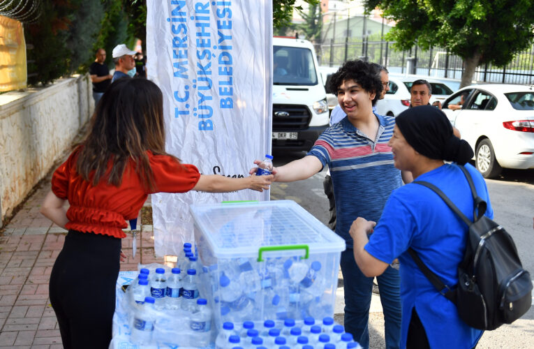 OKUL ÖNLERİNDE BEKLEYEN AİLELERE BÜYÜKŞEHİR SU İKRAM ETTİ