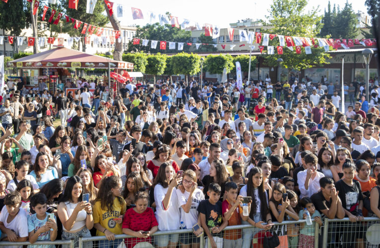 BÜYÜKŞEHİR’İN DÜZENLEDİĞİ GENÇ FEST’TE RENKLİ GÖRÜNTÜLER YAŞANDI