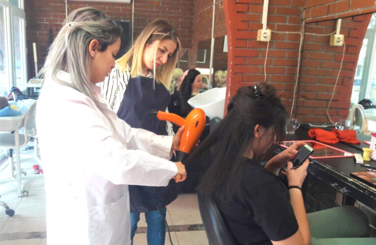 “GÜZELLİK VE SAÇ BAKIM HİZMETLERİ KURSLARI YOĞUN İLGİ GÖRÜYOR”