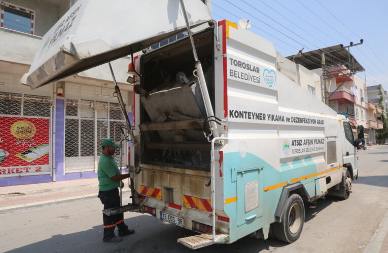 TOROSLAR’DA ÇÖP KONTEYNERLERİ DEZENFEKTE EDİLİYOR