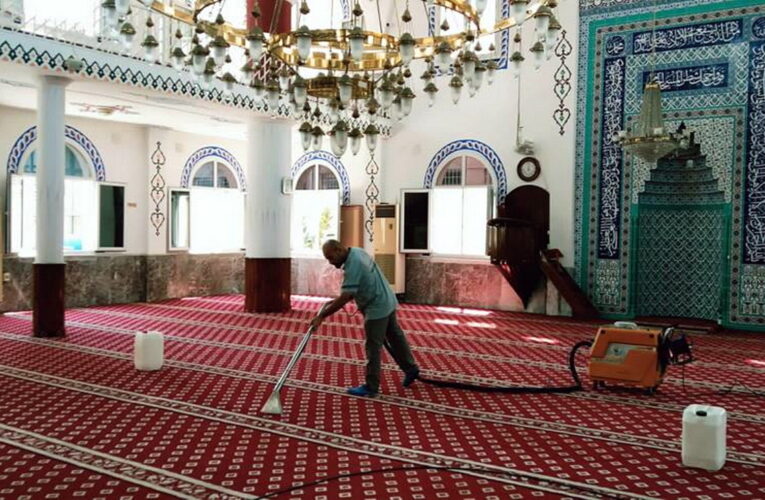 AKDENİZ’DE İBADETHANELERDE İLAÇLAMA VE YIKAMA ÇALIŞMALARI SÜRÜYOR