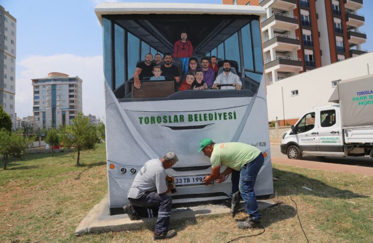 PARKIN İÇİNDEKİ ELEKTRİK TRAFOSU, BELEDİYE PERSONEL SERVİSİ GÖRÜNÜMÜYLE DİKKATLERİ ÇEKTİ