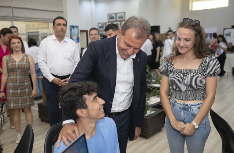 SEÇER: “ÖĞRENCİLERİMİZE SADECE DERS VERMİYORUZ, EVLADIMIZ GİBİ DE İLGİLENİYORUZ”