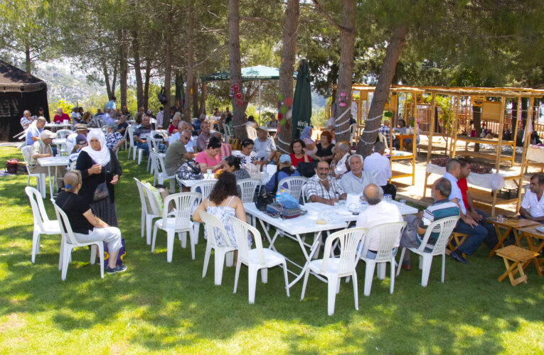 BÜYÜKŞEHİR’İN EMEKLİ EVİ ÜYELERİ DARISEKİSİ ÖRNEK KÖYÜ’NÜ GEZDİ