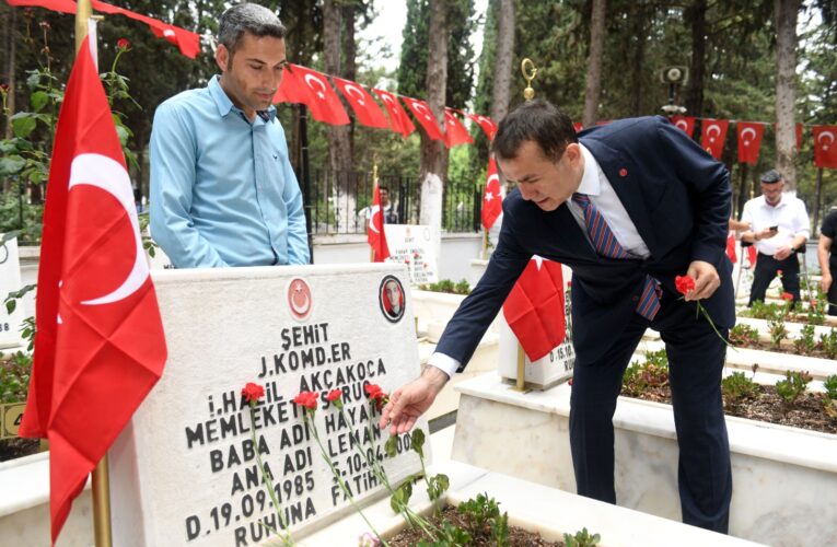 Başkan Abdullah Özyiğit, Mersin Şehitliği’ni ziyaret etti