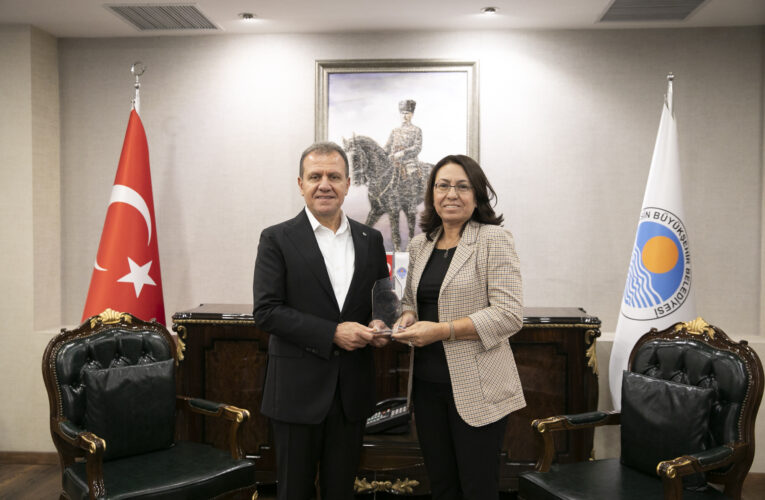 ÖDÜLLER BAŞKAN SEÇER’E MAKAMINDA TAKDİM EDİLDİ