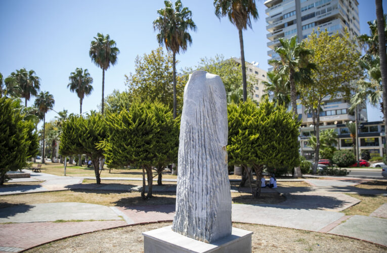 MÜFİDE İLHAN HEYKELİ’NİN KOL VE BİLEK KISIMLARI İKİNCİ KEZ ÇALINDI