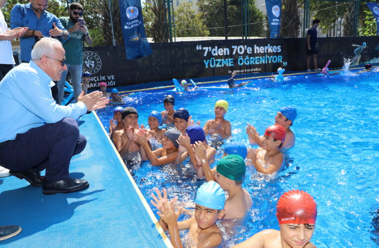 AKDENİZ’DE YÜZME HAVUZU ÇOCUKLARIN AYAĞINA GELİYOR