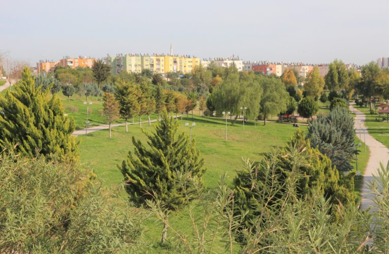 TOROSLAR’DA PARK VE YEŞİL ALANLARA YAZ BAKIMI