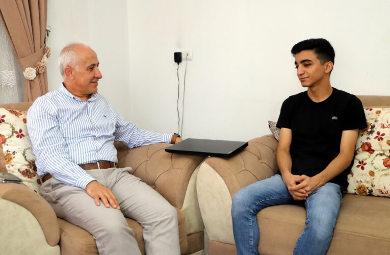 GÜLTAK, YKS TÜRKİYE 496’NCISI DENİZ’İ EVİNDE ZİYARET ETTİ