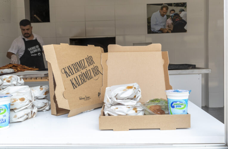 BÜYÜKŞEHİR, TAZİYELERE BAŞLATTIĞI YEMEK HİZMETİ İLE VATANDAŞLARIN ACISINA ORTAK OLUYOR