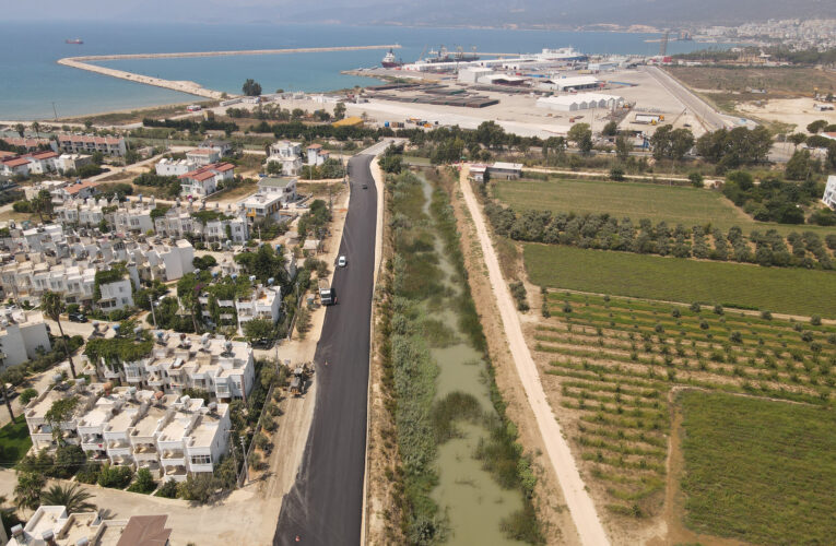 SİLİFKE’NİN TAŞUCU VE SARICALAR MAHALLELERİNDE ASFALT VE KALDIRIM ÇALIŞMALARI SÜRÜYOR