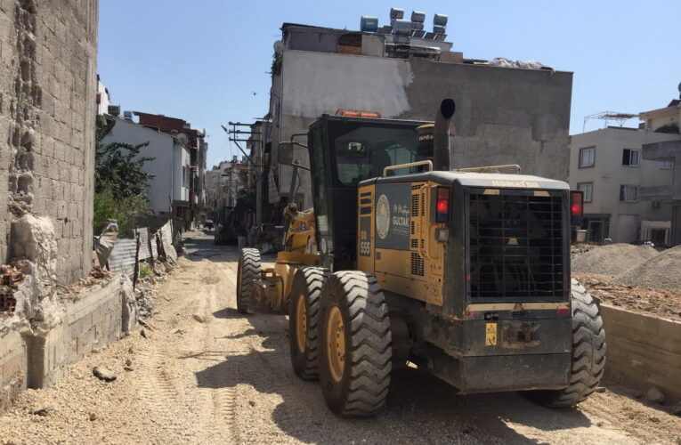 AKDENİZ’DE METRUK BİNALAR YIKILIYOR, İMARLI YENİ YOLLAR AÇILIYOR