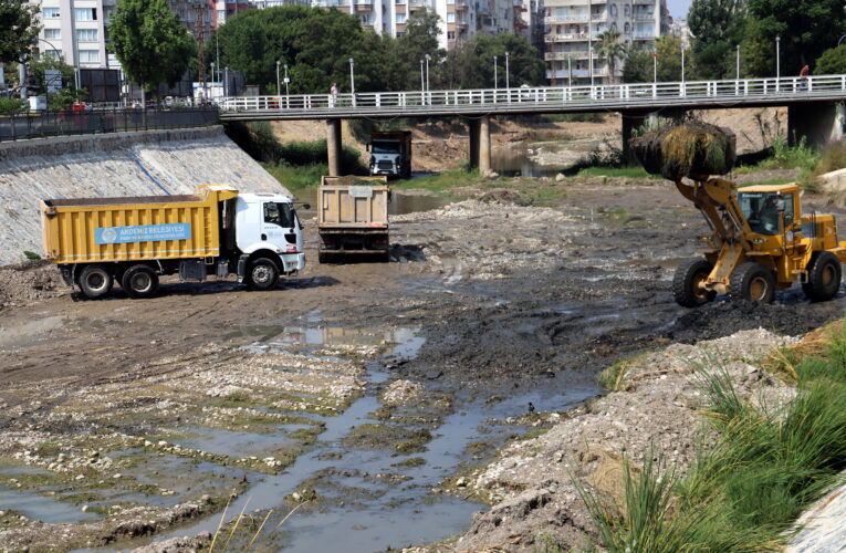 Akdeniz Belediyesi Fen işleri Müdürlüğü ekiplerinden, MÜFTÜ DERESİ’NİN ISLAH ÇALIŞMASINA DESTEK
