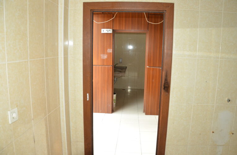 TARSUS KÜLTÜR PARK’TA BULUNAN ENGELLİLER TUVALETİNİN KAPISINI ÇALDILAR