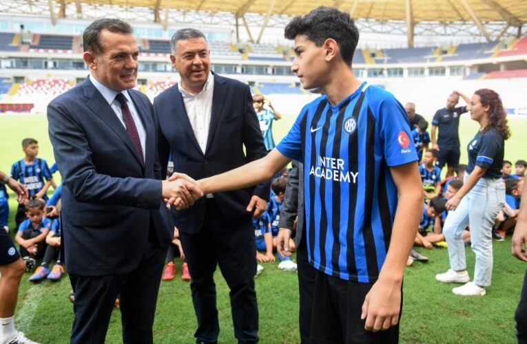 Yenişehir Belediyesi,  Javier Zanetti’yi çocuklarla buluşturdu