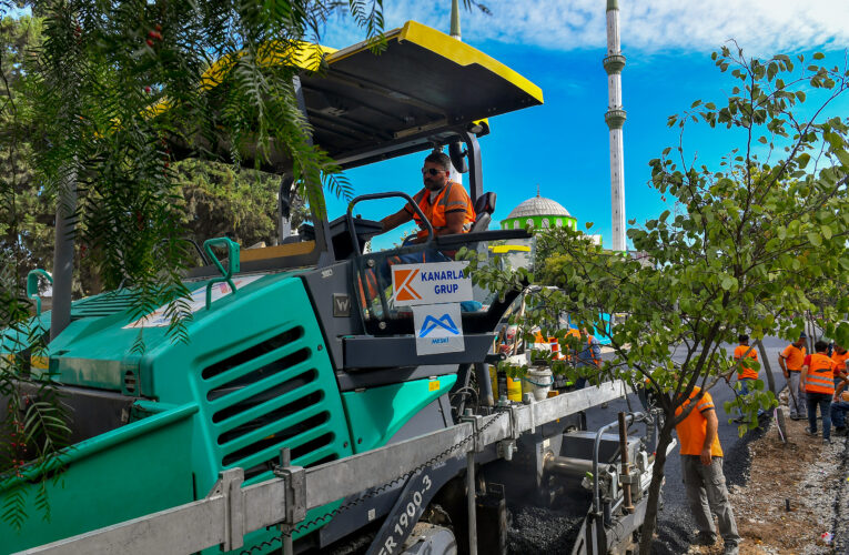 MERSİN BÜYÜKŞEHİR, ÇAY VE ÇİLEK MAHALLESİ’NİN ANA ARTERİ ABDİ İPEKÇİ CADDESİ’Nİ YENİLİYOR