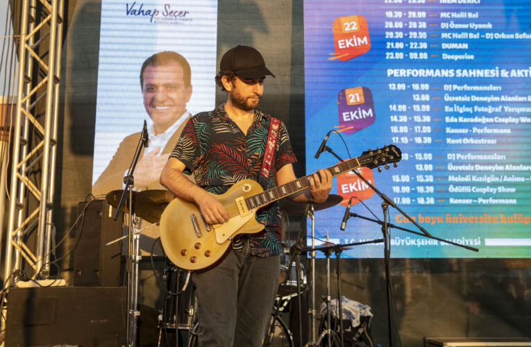 GENÇLİK FESTİVALİ’NİN COŞKUSU AKDENİZ’E DALGA DALGA AKTI