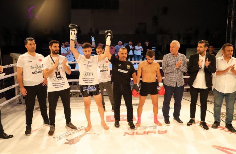 AKDENİZ BELEDİYE BAŞKANI GÜLTAK, MUAY THAİ GECESİNE KATILDI