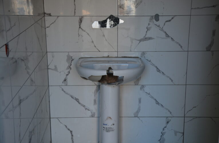 BERDAN BARAJI MESİRE ALANINDAKİ TUVALETLERİN KAPISI SÖKÜLDÜ, TAŞLARLA LAVABOLAR KIRILDI