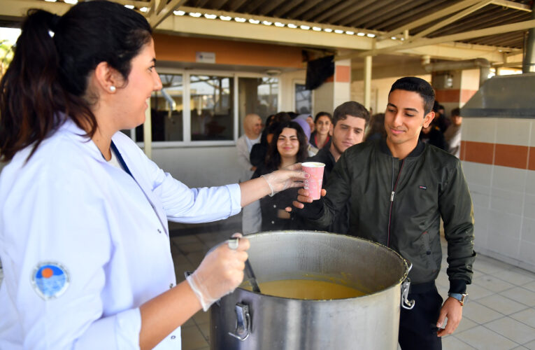 10 NUMARA ÖĞRENCİ KENTİ MERSİN’DE ÖĞRENCİLERE SICACIK ÇORBA