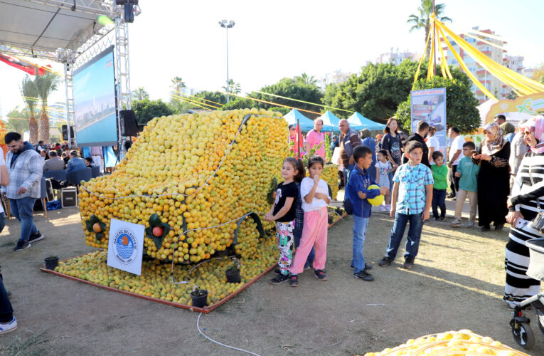 AKDENİZ BELEDİYESİ MERSİN NARENCİYE FESTİVALİNDE KONUKLARIN İLGİ ODAĞI OLDU