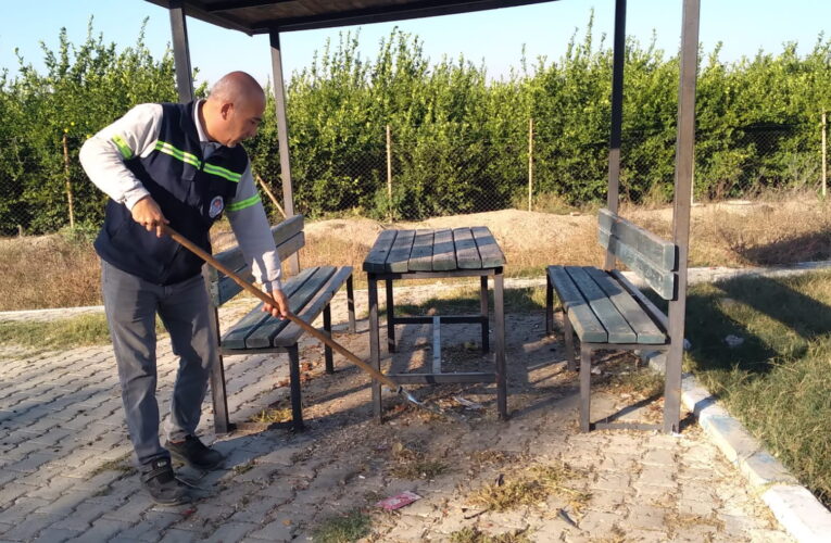 Okul, cami ve resmi kurumların bahçesinde risk yaratan ağaçlar da budanıyor, otlar biçiliyor