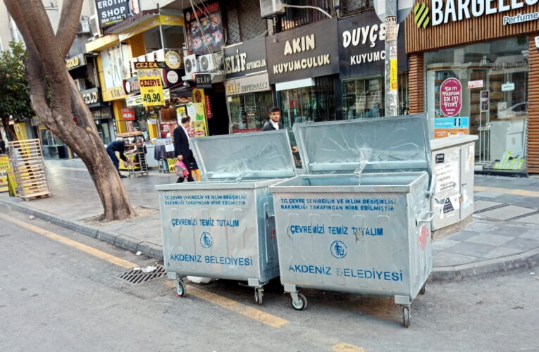 Günde 400 ton çöp toplanıyor, çöp konteynırları yenileniyor, ortak kullanım alanları yıkanıyor