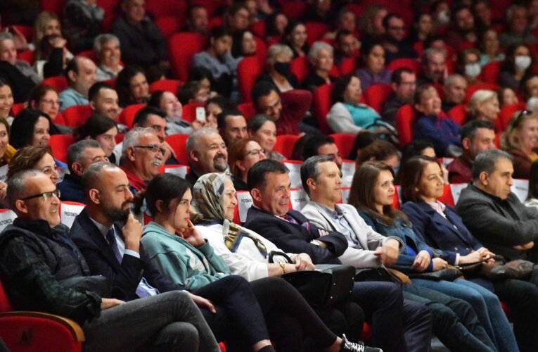 Yenişehir Belediyesi tiyatro festivalinde binlerce sanatseveri ağırladı
