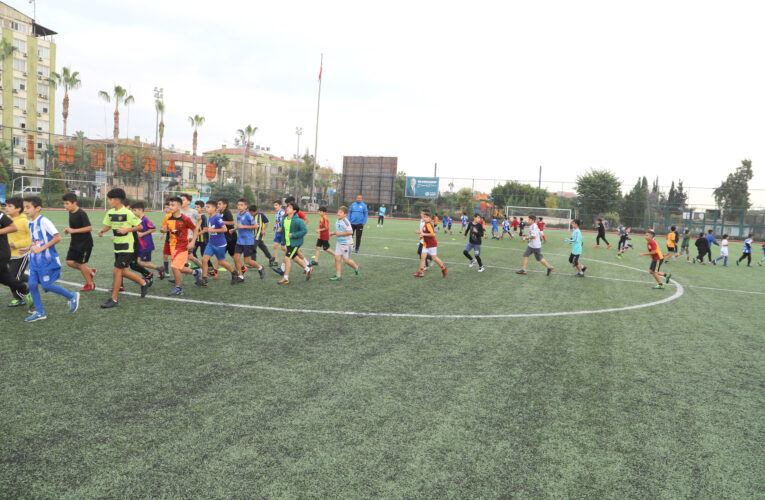 Farklı yaş aralığından çocuklara futbol, basketbol ve kort tenisi eğitimleri veriliyor