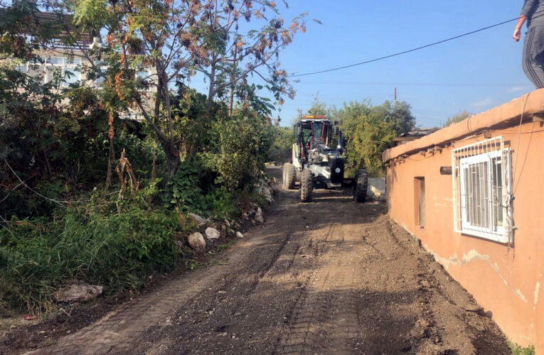 AKDENİZ’DE YOL AÇMA, SATHİ KAPLAMA VE KİLİT TAŞI YENİLEME ÇALIŞMALARI SÜRÜYOR