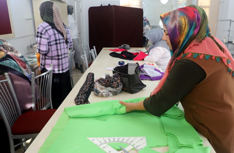 AKDENİZ BELEDİYESİ MAHALLE KÜLTÜR SANAT EVLERİ, ALTIN BİLEZİK SAHİBİ YAPIYOR